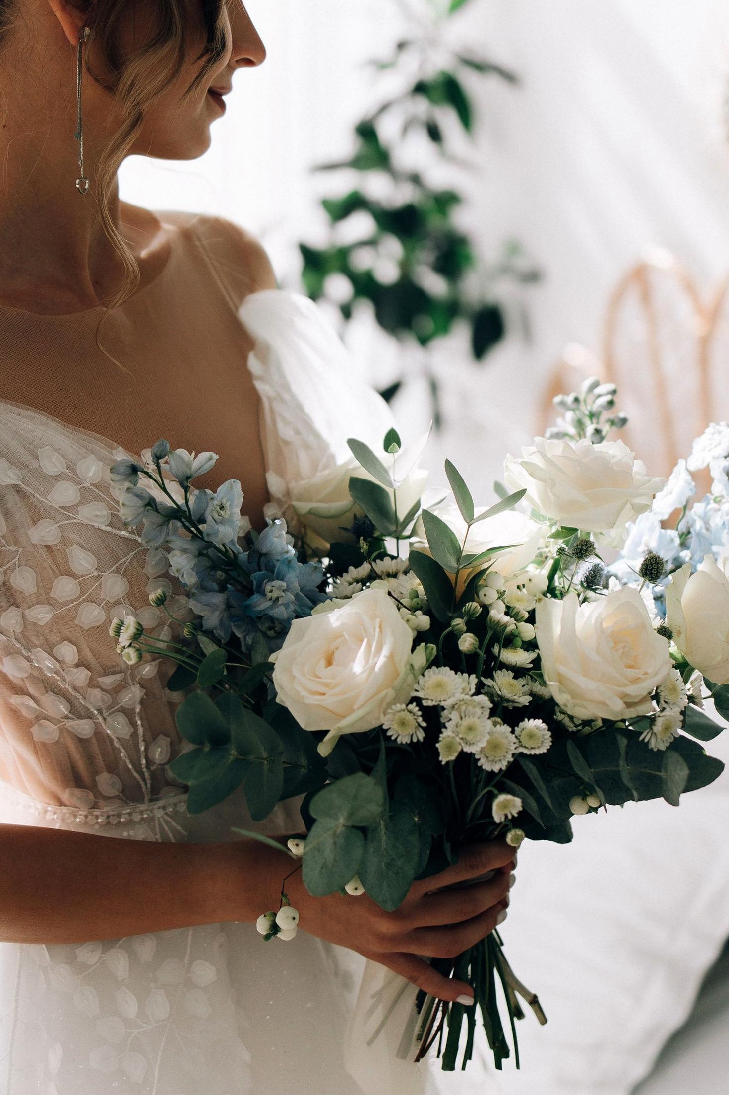 Minimalist white bouquet