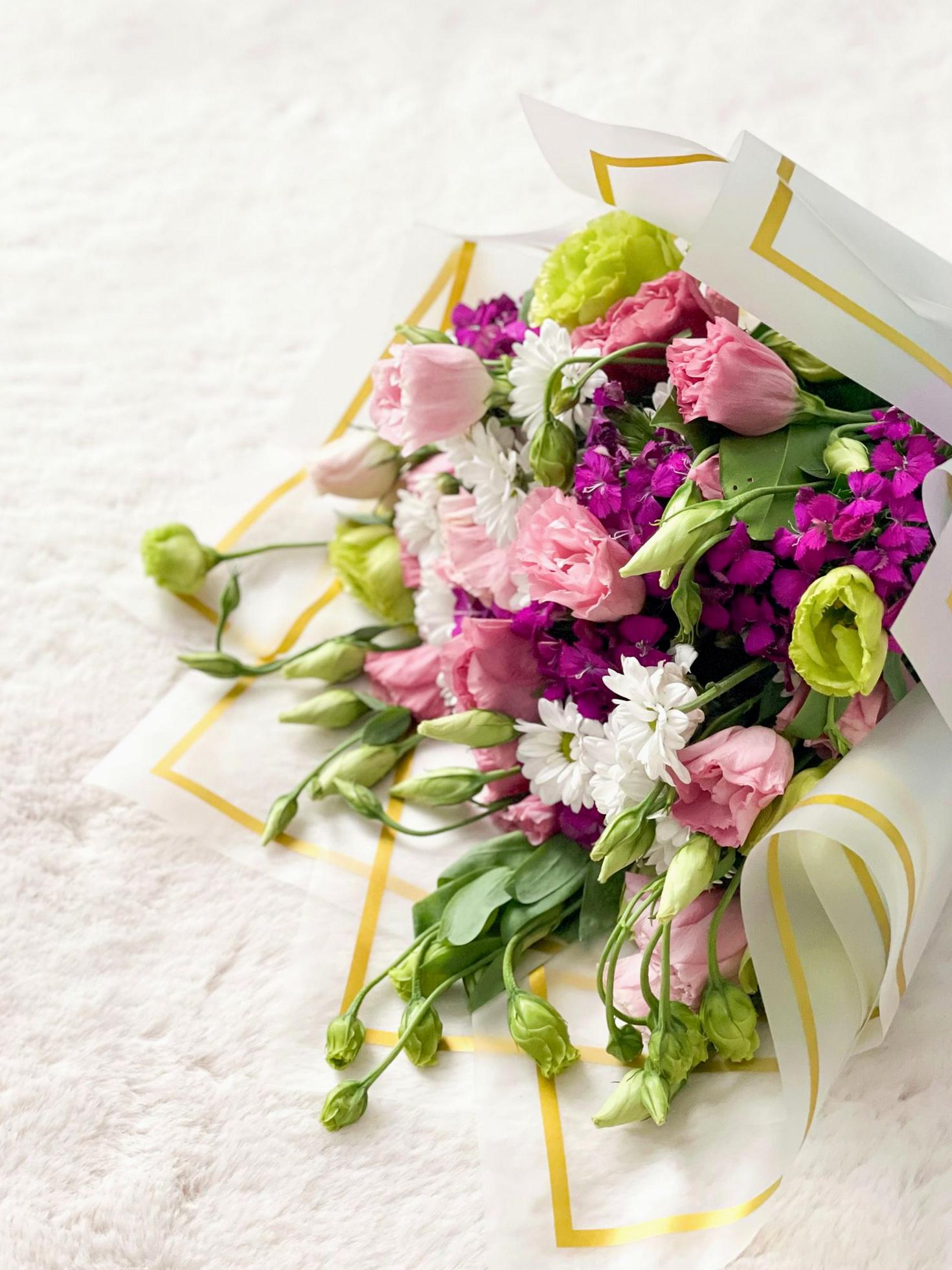 Elegant roses and lisianthus