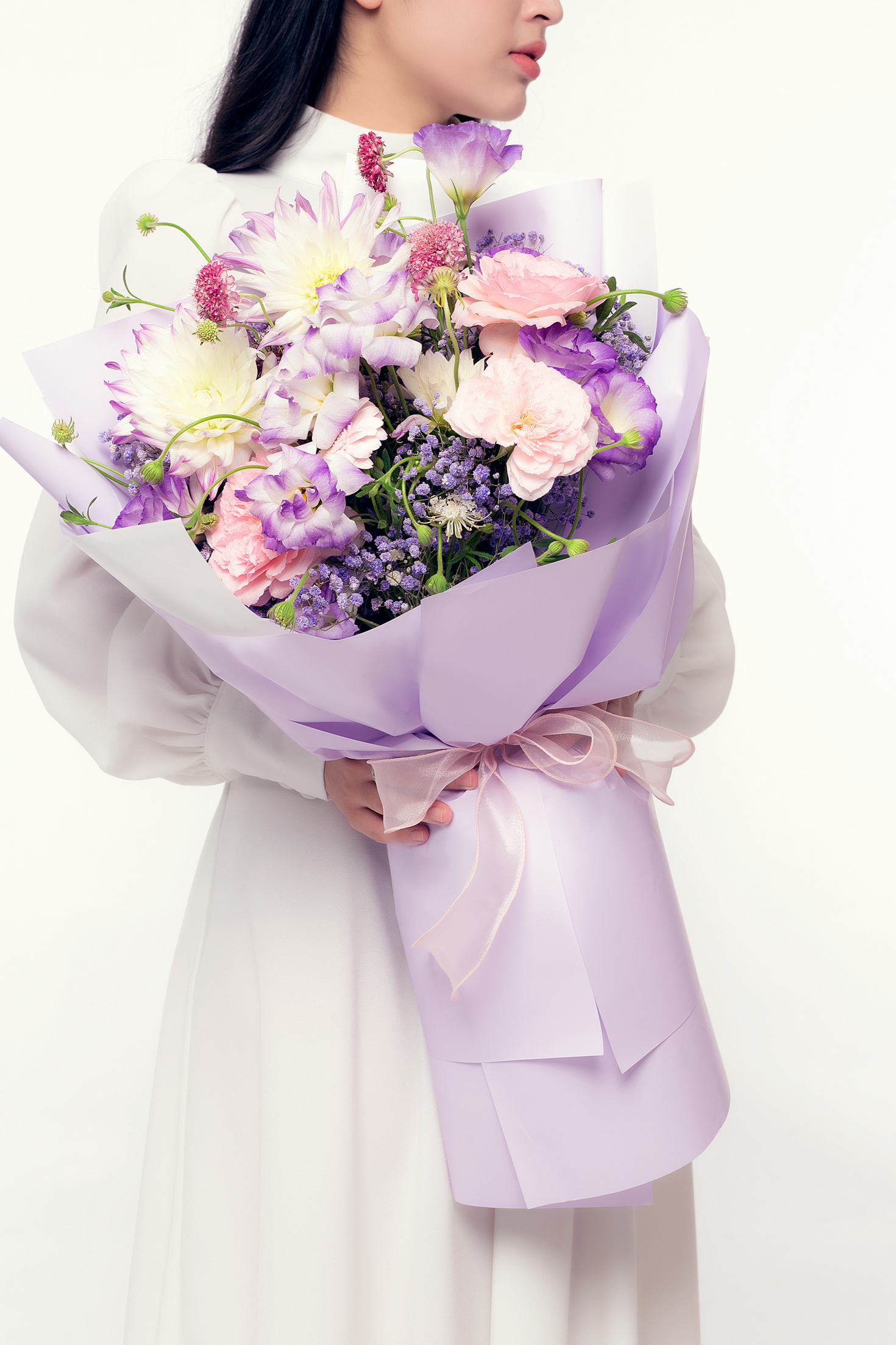 Woman holding simple pastel bouquet