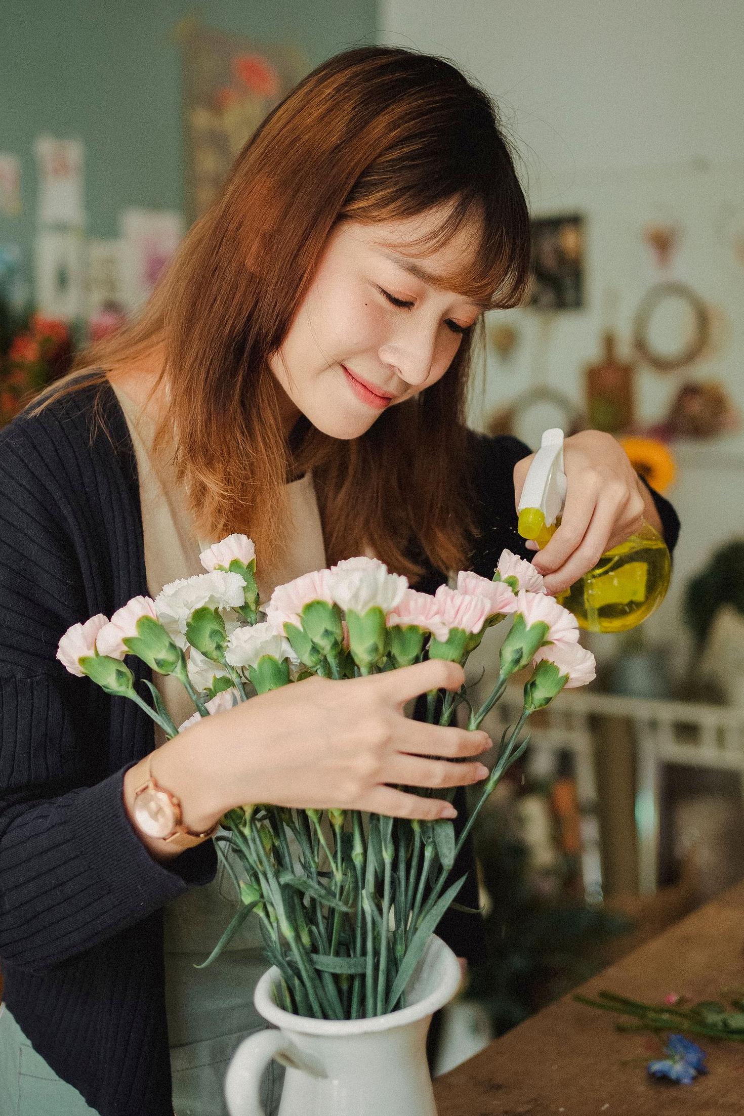 Arranging fresh carnations